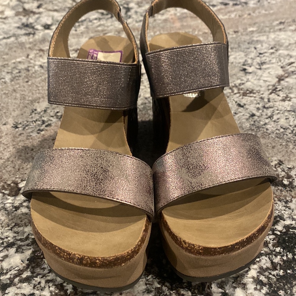 Crown Vintage bronze wedges